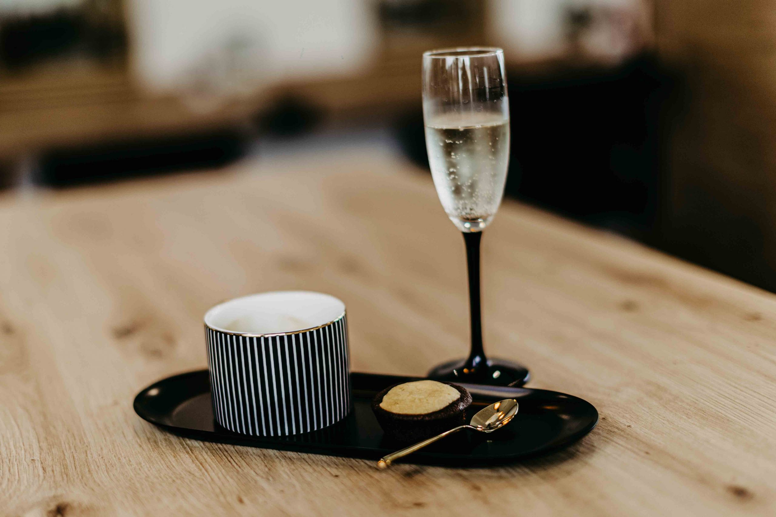 Kaffee und ein Glas Sekt