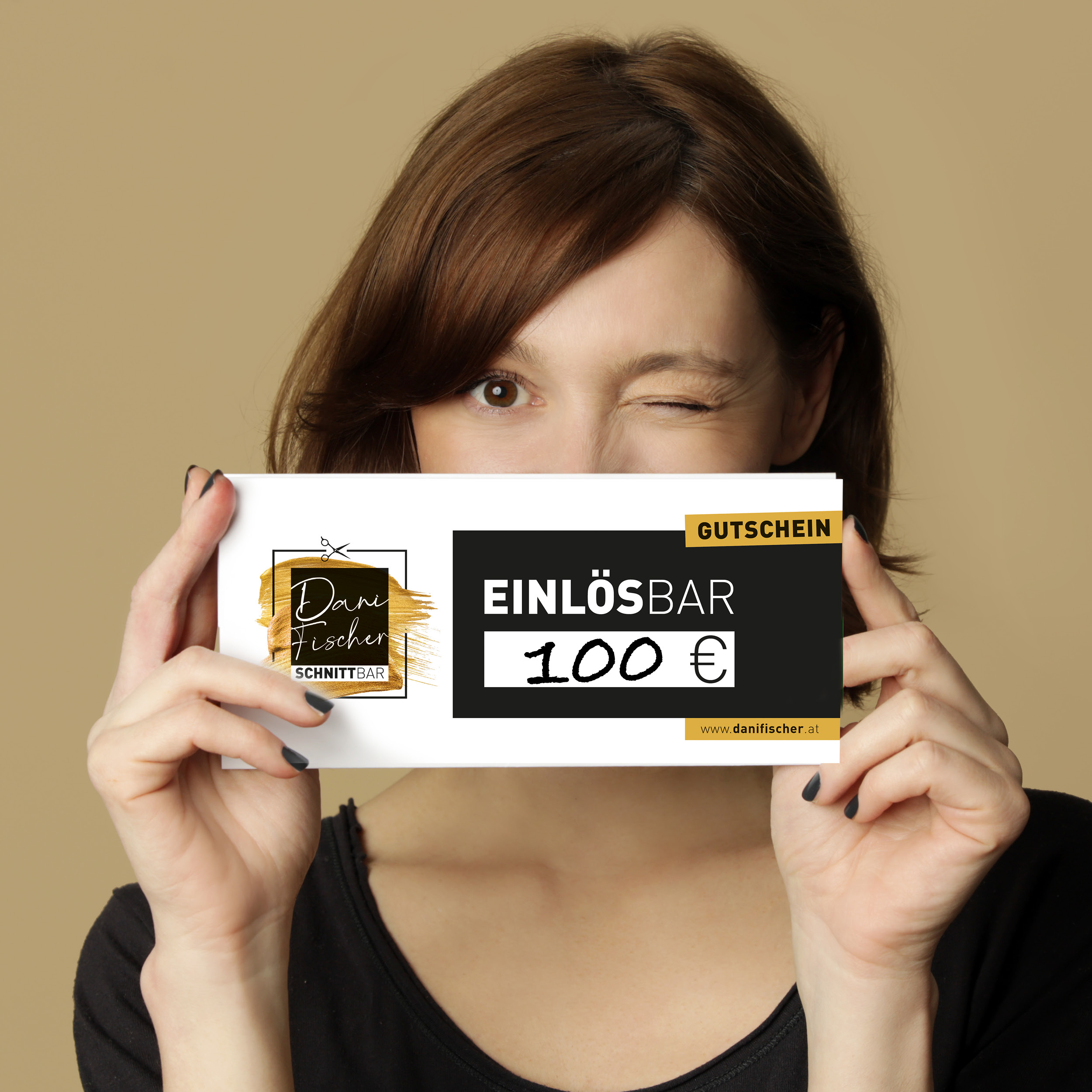 Frau mit Gutschein in der Hand