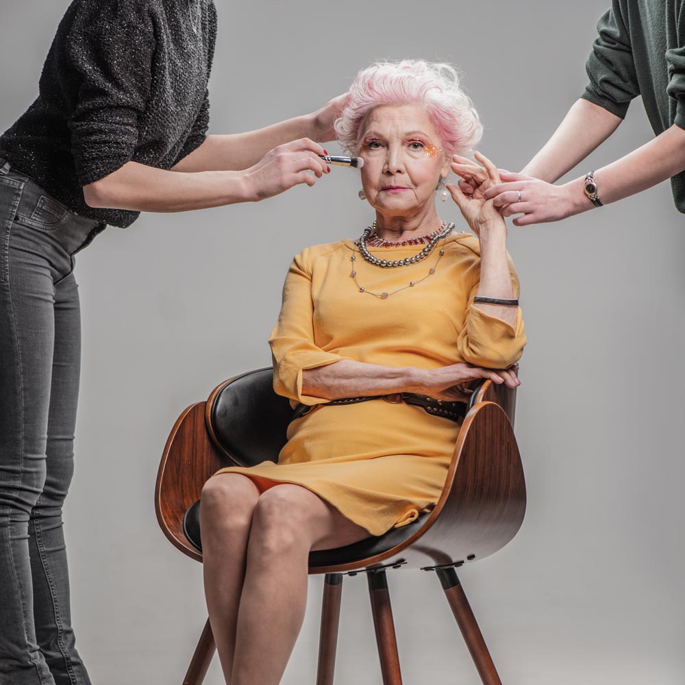 Lässige Dame die geschminkt wird