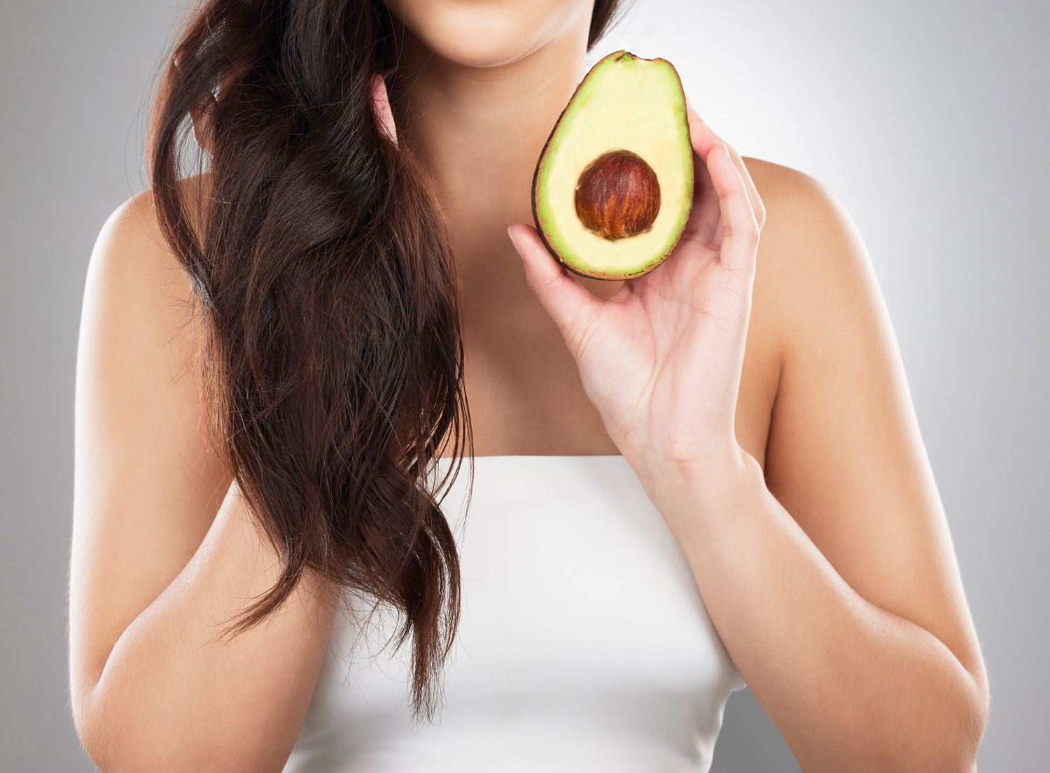 Pflegende Avocado als Synonym für natürliche Haarpflege-Produkte