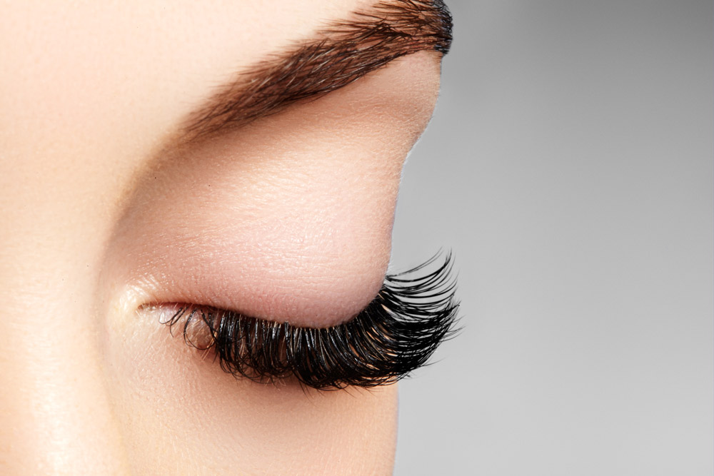 Geschlossenen Augen mit langen, dunklen Wimpern