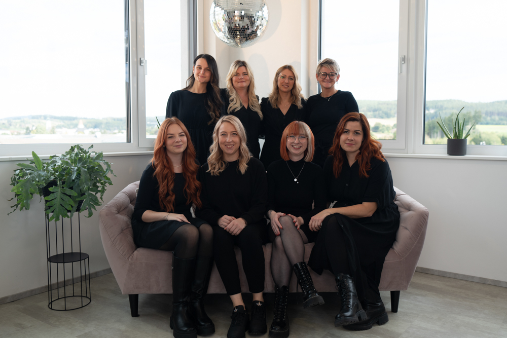 Teamfoto auf der Couch
